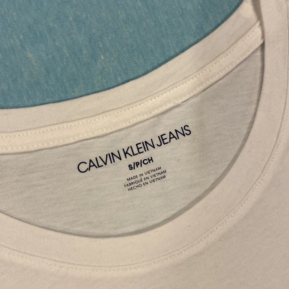 Calvin Klein Jeans T-shirt New w/tags Perfect Condition-Small - Picture 4 of 6